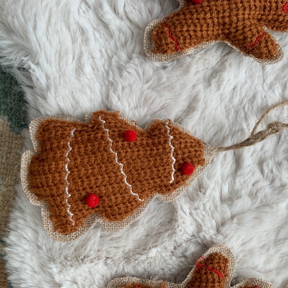 Peppermint Square Gingerbread Man Christmas Garland - Picture 7 of 14